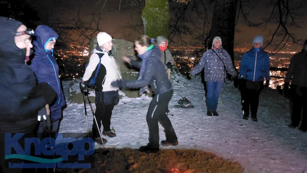 Räucherritual während der Rauhnachtwanderung bei Nacht und winterlicher Kälte