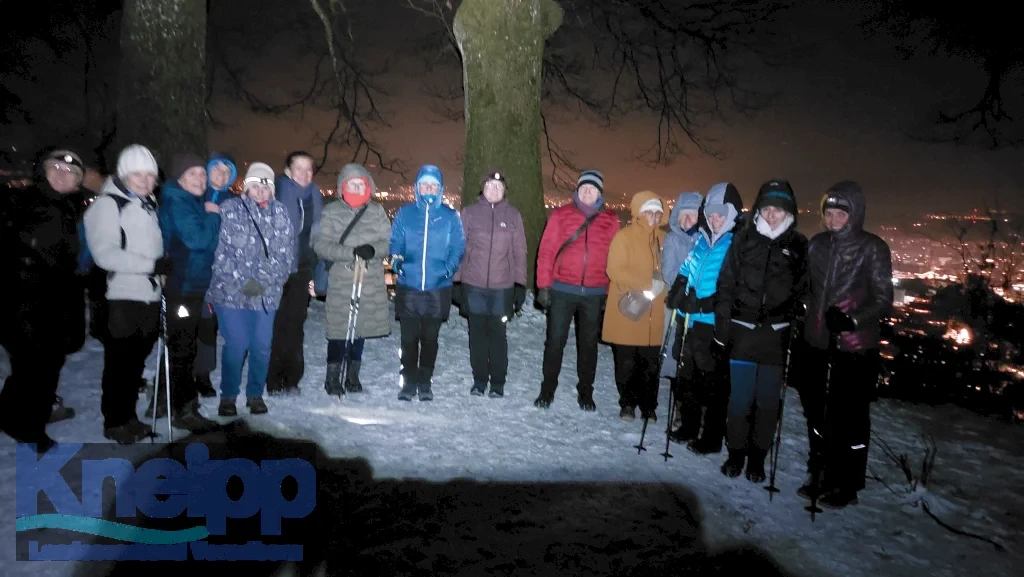 Teilnehmerinnen und Teilnehmer der Rauhnachtwanderung am Zanzenberg bei winterlichen BedingungenGemeinsamer Abschluss der Rauhnachtwanderung am Zanzenberg.