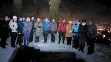 Teilnehmerinnen und Teilnehmer der Rauhnachtwanderung am Zanzenberg bei winterlichen BedingungenGemeinsamer Abschluss der Rauhnachtwanderung am Zanzenberg.