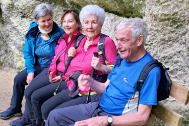 104558 Gruppe Auf Bank