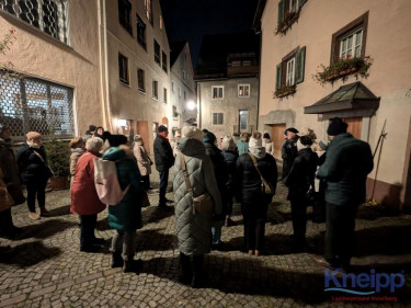 183804682 Gruppe Auf Dorfplatz