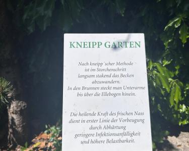 Erfrischung im Kneipp-Brunnen des Gasthofs Innerwalten